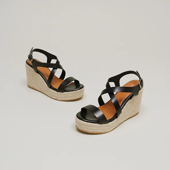 Espadrilles with cross-over straps in black leather